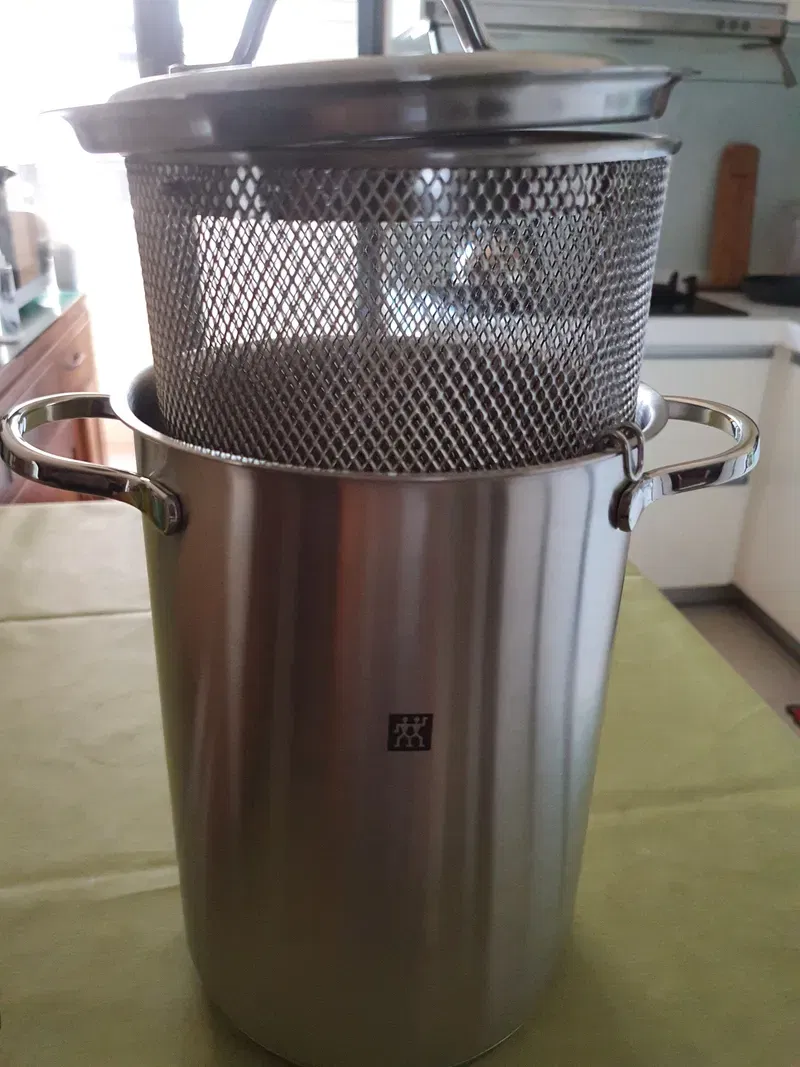 Panela em bancada de cozinha